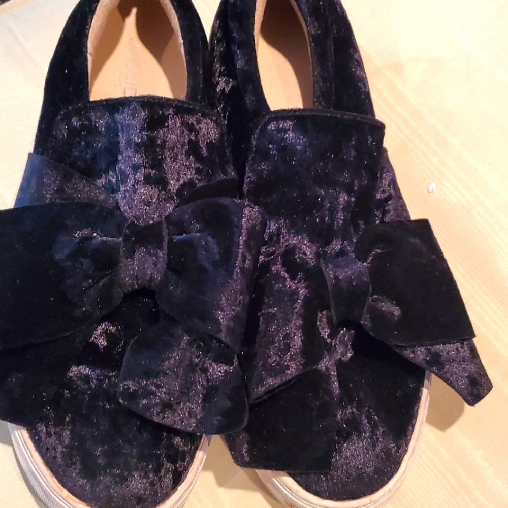 Women slip on tennis shoes. Velvet  with large bow. Very cute causal shoe.